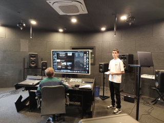 photo_5463273580075806418_y